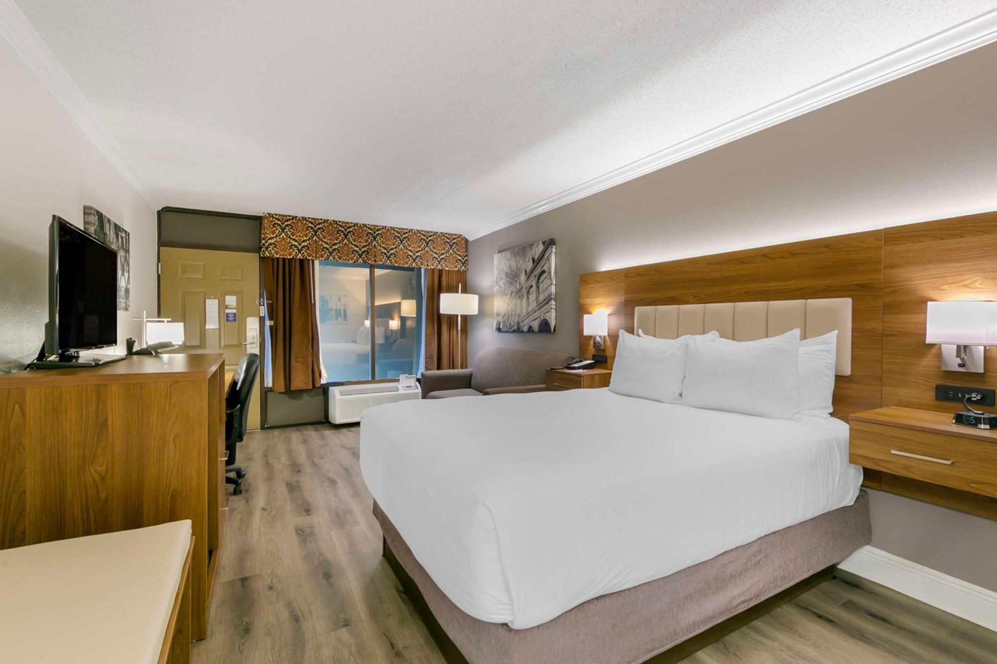 Best Western Plus Westbank Harvey Exterior photo