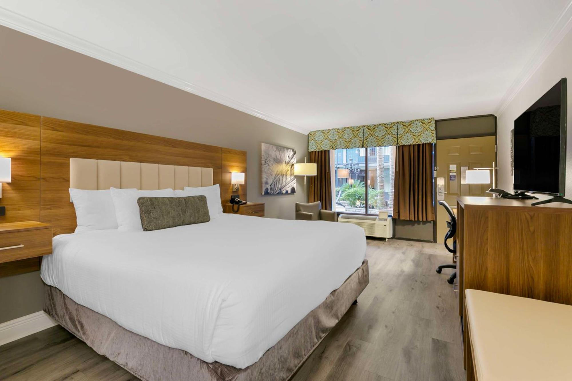 Best Western Plus Westbank Harvey Exterior photo